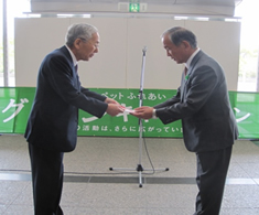 福石代表取締役社長から緑の募金が贈呈されました