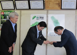 えむ・ふぁみりー会 会長 玉川 浩一郎様より「緑の募金」が贈呈されました。