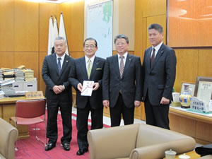 鹿児島県知事室において、緑の募金の贈呈式が行われました